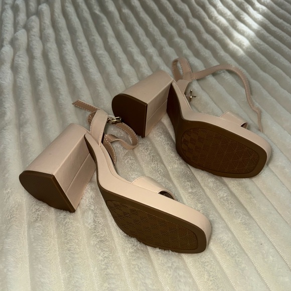 Chic Nude Block Heel Sandals - Picture 4 of 6